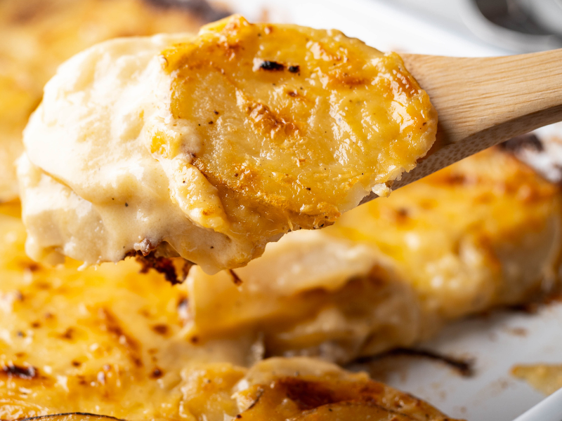 Creamy and cheesy potatoes au gratin casserole