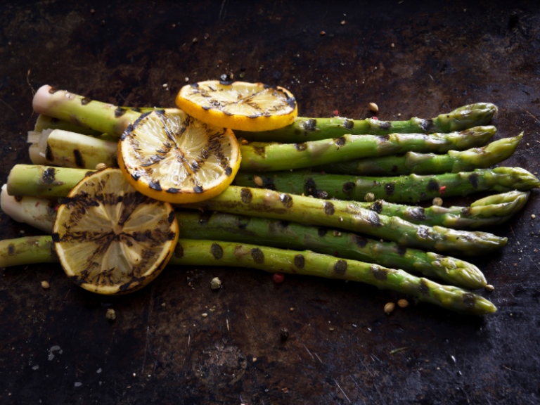 Grilled asparagus with seasoning and lemon slices