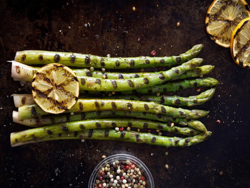Grilled asparagus with salt and lemons