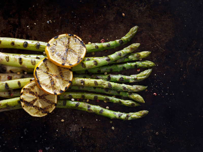 Grilled asparagus spears with seasoning and lemon