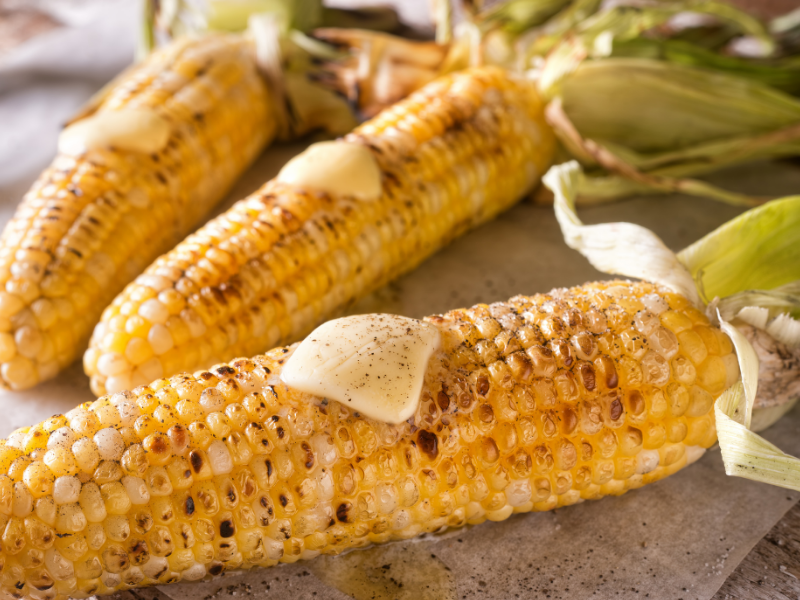 Grilled corn on the cob with melted butter